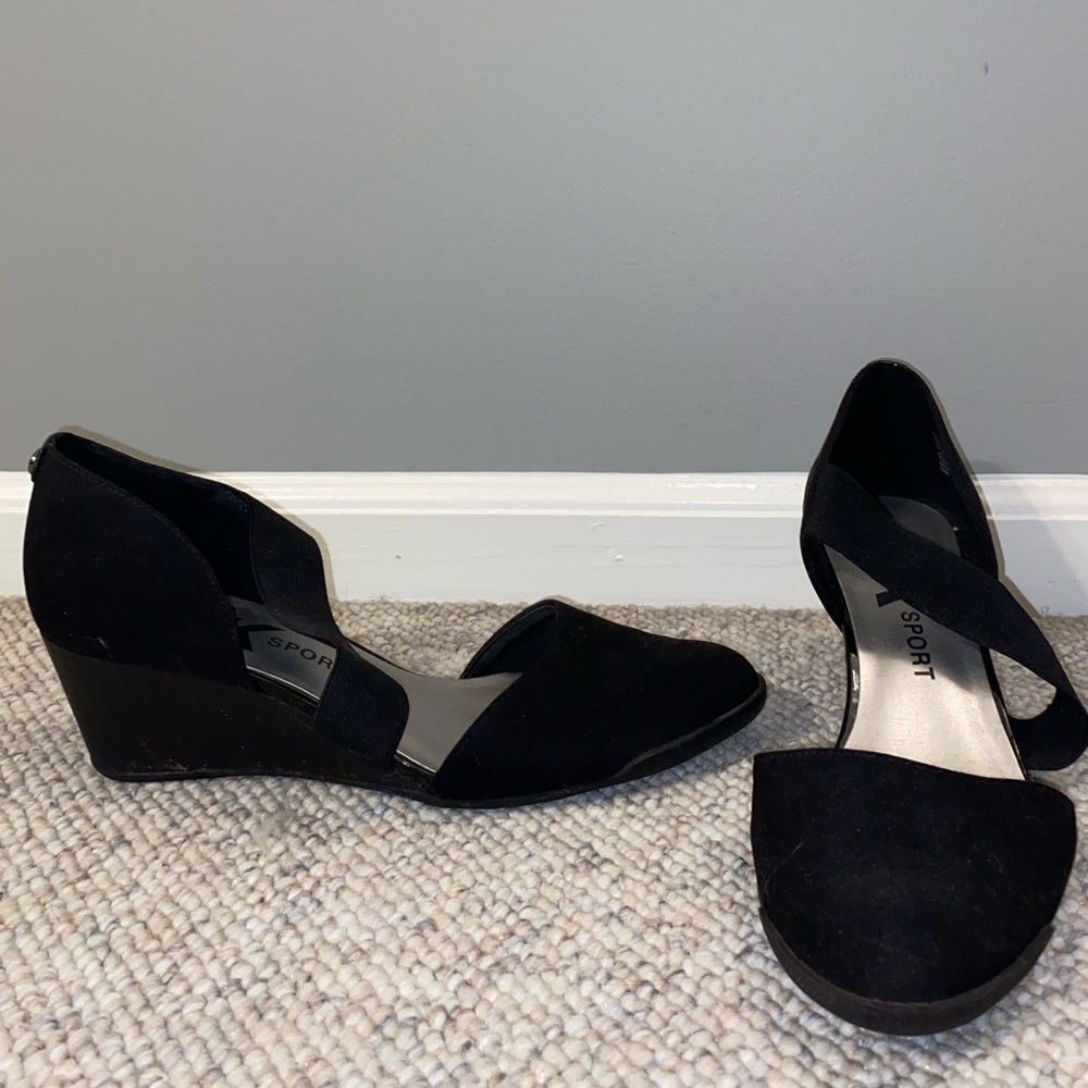 Very comfortable, sporty wedge with elastic band.